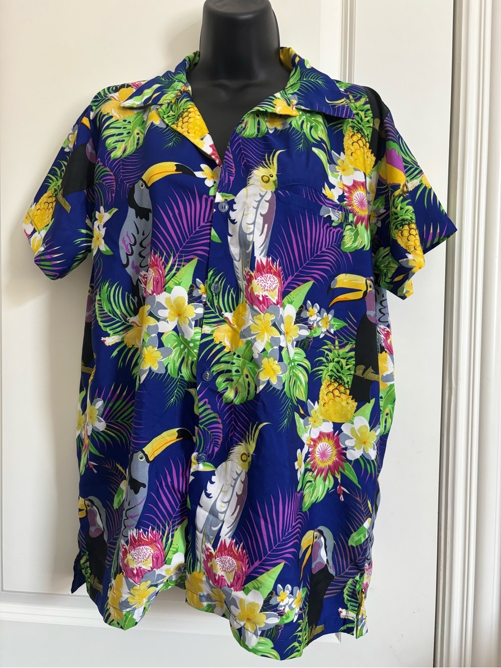 Women’s King Kameha Tropical Hawaiian Parrot Print Button-Up Shirt - size M